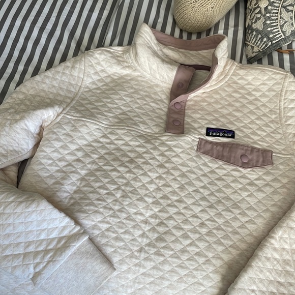 Patagonia Quilted Cream Pullover with Pink Accents - Picture 4 of 4